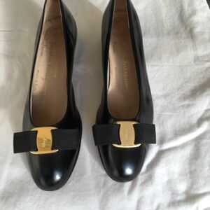 Ferragamo Boutique black Vara BowPump Size 61/2